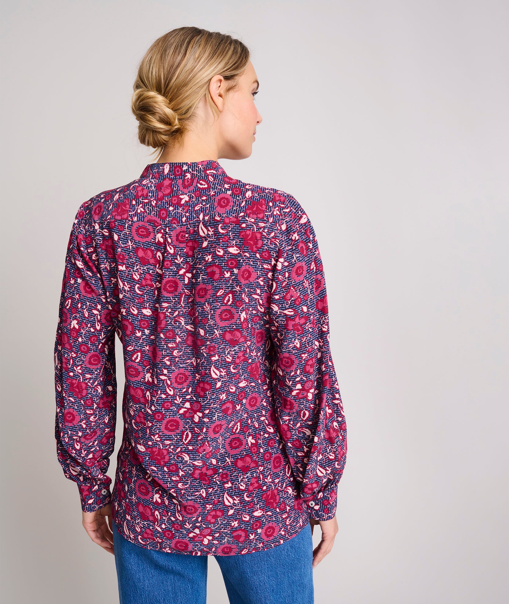 Model is wearing UNTUCKit Soft Fall Floral Gemma Shirt.