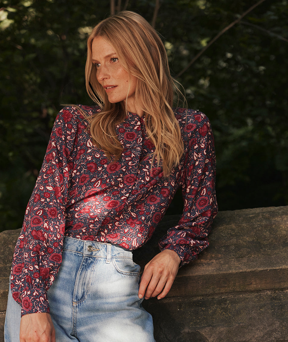 Model is wearing UNTUCKit Soft Fall Floral Gemma Shirt.